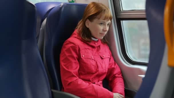 Femme dans le train en marche — Video