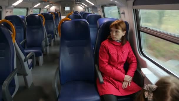 Egy nő a lányával a vonaton. — Stock videók