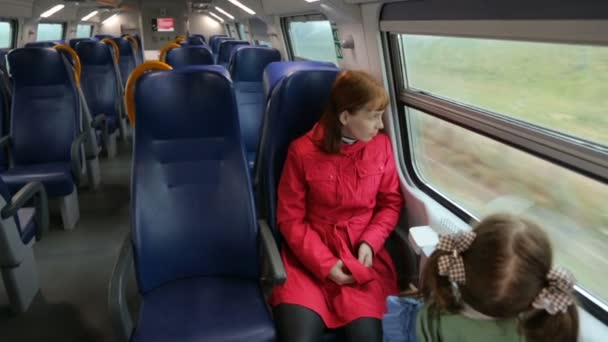 Donna con sua figlia in treno — Video Stock