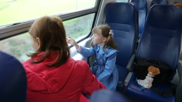 Mulher com sua filha no trem — Vídeo de Stock