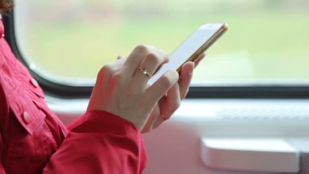 Mujer con teléfono móvil en tren — Vídeos de Stock