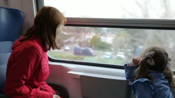 Femme avec sa fille dans le train — Video