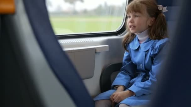 Menina em movimento trem — Vídeo de Stock