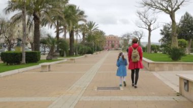 İtalya 'da kaldırımda kızıyla yürüyen bir kadın.