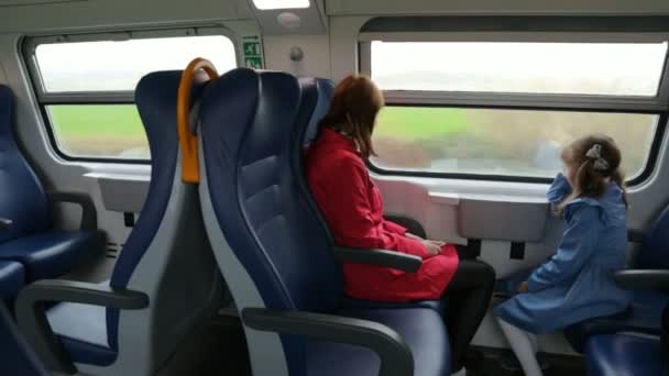 Femme avec sa fille dans le train — Video