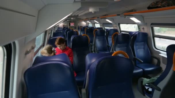 Donna con sua figlia in treno — Video Stock