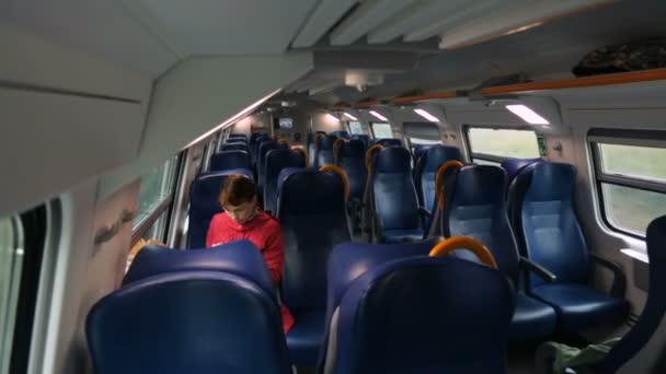 Donna con sua figlia in treno — Video Stock