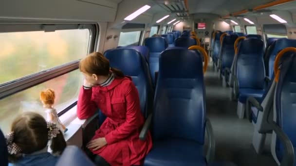딸을열차에 태우고 있는 여자 — 비디오