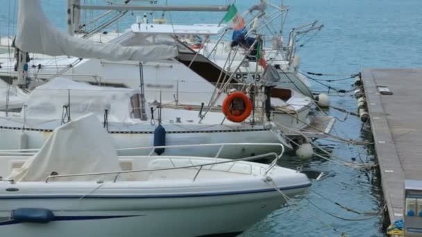Barcos en bahía en Italia — Vídeos de Stock
