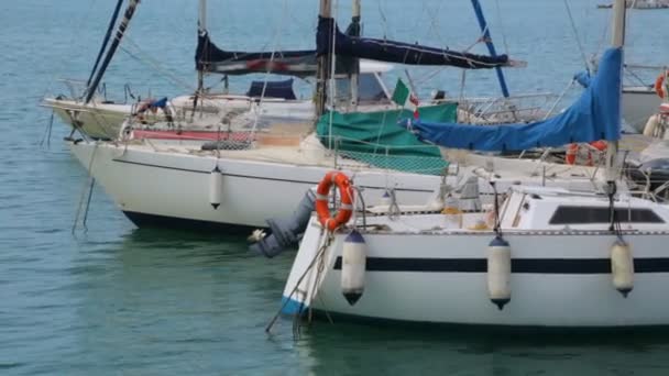 Boten in baai in Italië — Stockvideo
