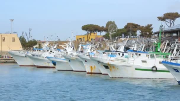 Barcos en bahía en Italia — Vídeos de Stock