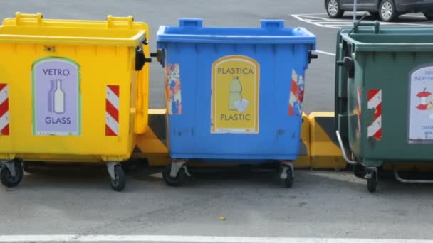 路上のゴミ箱 — ストック動画
