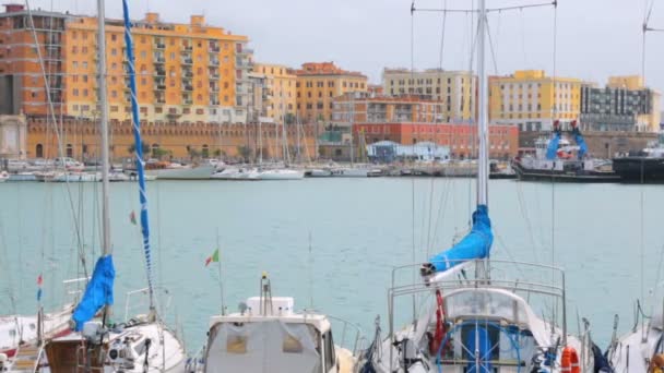 Barcos en bahía en Italia — Vídeos de Stock