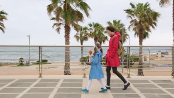 娘と一緒にイタリアの歩道を歩いている女性 — ストック動画