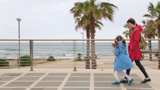 Femme avec sa fille marchant le long du trottoir, Italie — Video