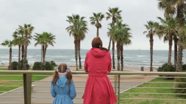 Mujer con su hija admirar hermoso paisaje marino — Vídeos de Stock