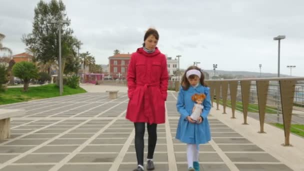 Mujer con su hija caminando por la acera, Italia — Vídeo de stock