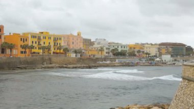 Rüzgarlı havada İtalya kıyısı