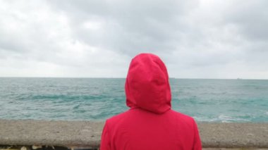 Kadınlar fırtınalı havalarda güzel deniz manzaralarına bayılır.