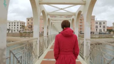 Köprüden geçen kadın