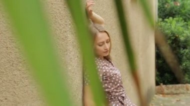 Dışarıda poz veren güzel bir kız.