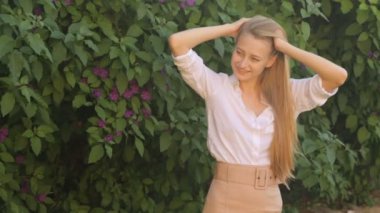 Dışarıda poz veren güzel bir kız.