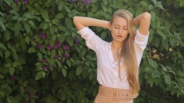 Dışarıda poz veren güzel bir kız.