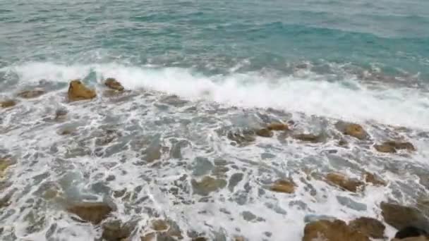 Rüzgarlı havada İtalya kıyısı — Stok video