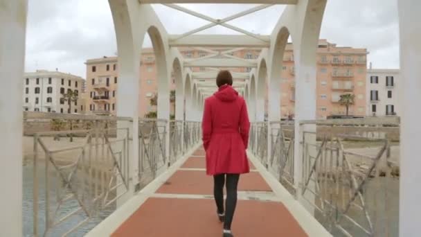 Mulher caminhando sobre a ponte — Vídeo de Stock