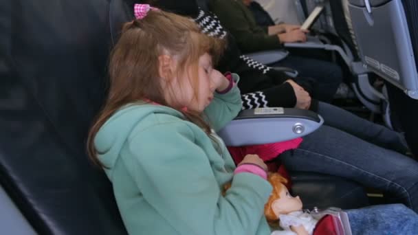 Маленька дівчинка спить у літаку — стокове відео