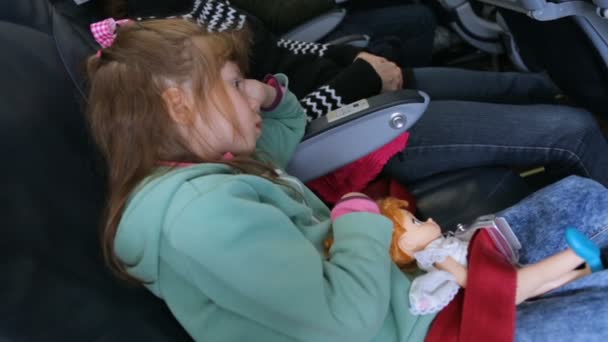 Niña durmiendo en el aeródromo — Vídeos de Stock