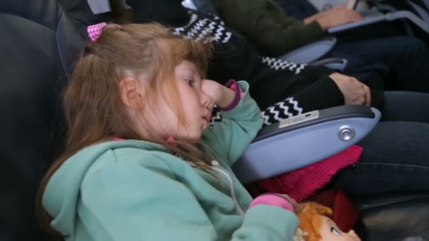 Маленькая девочка спит на воздушной равнине — стоковое видео
