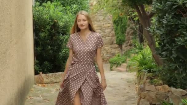 Femme filmant jeune belle fille marchant en plein air — Video