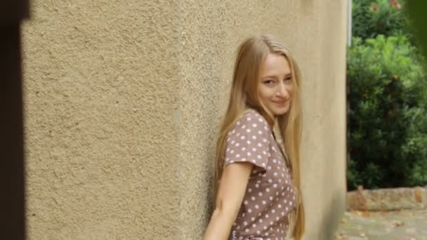 Junge hübsche Mädchen posieren im Freien — Stockvideo