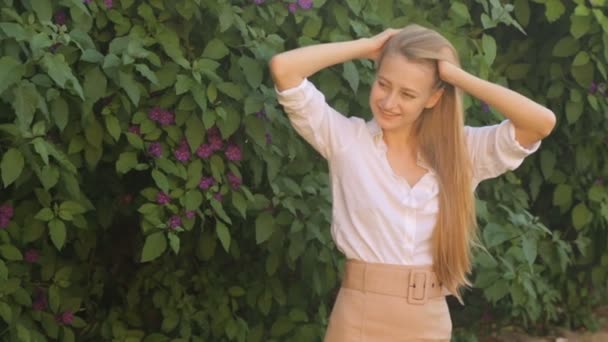 Young beautiful girl posing outdoor — Stock Video