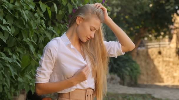 Jong mooi meisje poseren outdoor — Stockvideo