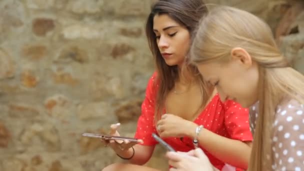 Two young beautiful girls with smartphones — Stock Video