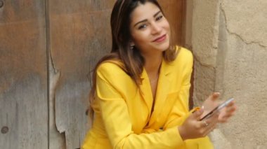 Akıllı telefonlu güzel bir kız.