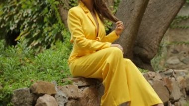 Dışarıda poz veren güzel bir kız.