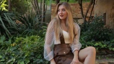 Dışarıda poz veren güzel bir kız.