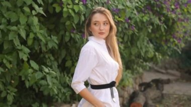 Dışarıda poz veren güzel bir kız.