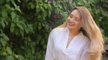 Dışarıda poz veren güzel bir kız.