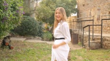 Dışarıda poz veren güzel bir kız.