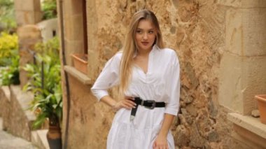 Dışarıda poz veren güzel bir kız.