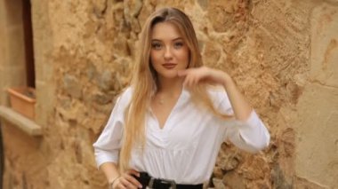 Dışarıda poz veren güzel bir kız.