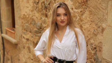 Dışarıda poz veren güzel bir kız.