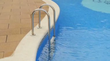 Yüzme havuzunda su