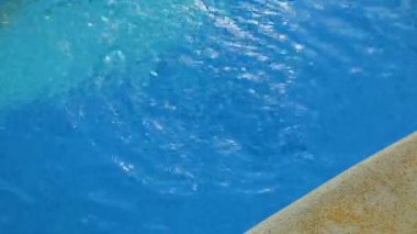 Yüzme havuzunda su