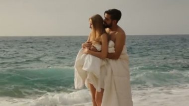 Kumsalda battaniyeli güzel bir çift.