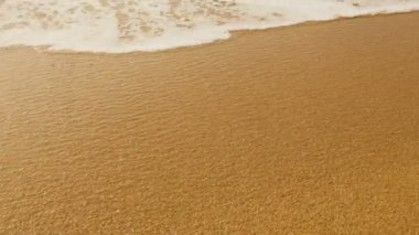 Kumda köpüklü dalgalar